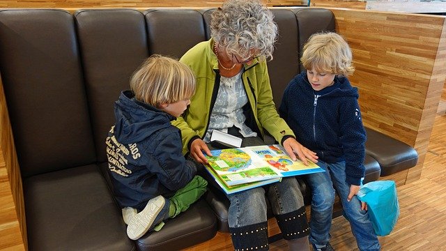 babička čte klukům
