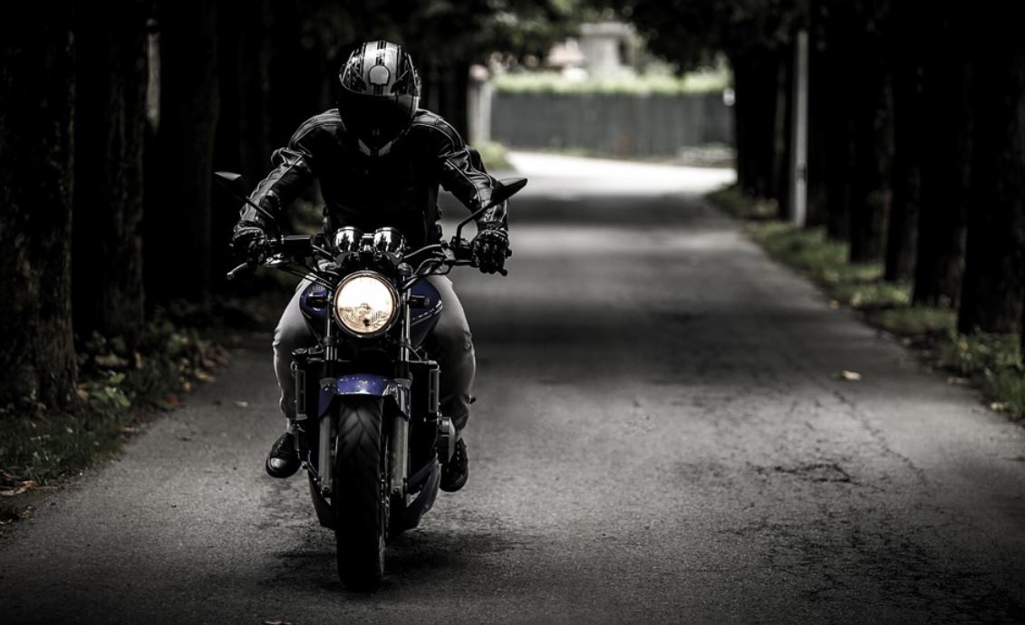 motorkář a motorka
